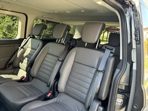 Ford Tourneo Custom pro letištní transfery – kožená sedadla