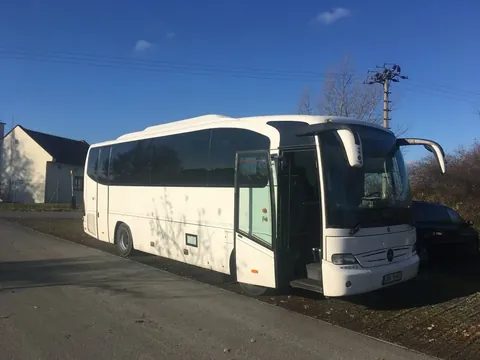 Bílý Mercedes-Benz Tourino